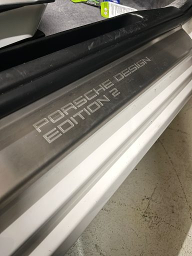 Porsche Design Edition 2 auf gebürstetem Metall, sichtbar auf einer Oberfläche.